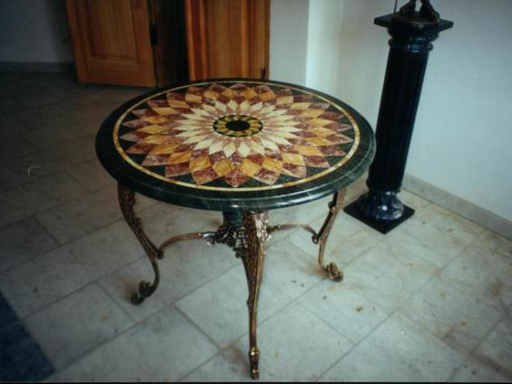 Мозаичный стол из цветного мрамора и змеевика