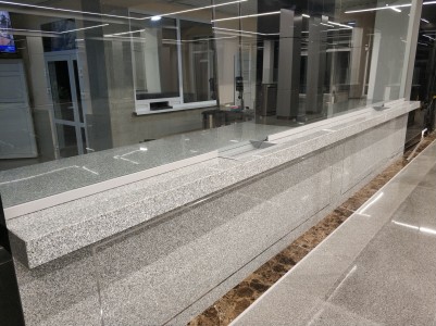 Стойка ресепшен в администрации ЮжУралЗолото - Гранит КАНТРИ(3394) - август 2019