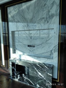 Камин из мрамора с панно на стене - Мрамор NERO MARQUINA, Мрамор STATUARIETTO(3486) - март 2020
