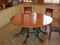 Круглый обеденный стол из того же камня что и столешница на кухню